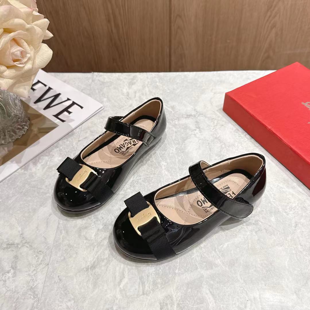 Children's shoes child